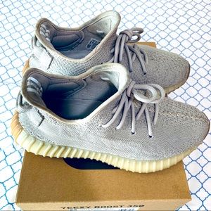 YEEZY SNEAKERS